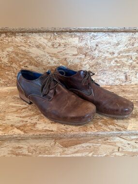 Fluevog Classic Lace-Up shoes in Brown Leather w/ Blue Accents